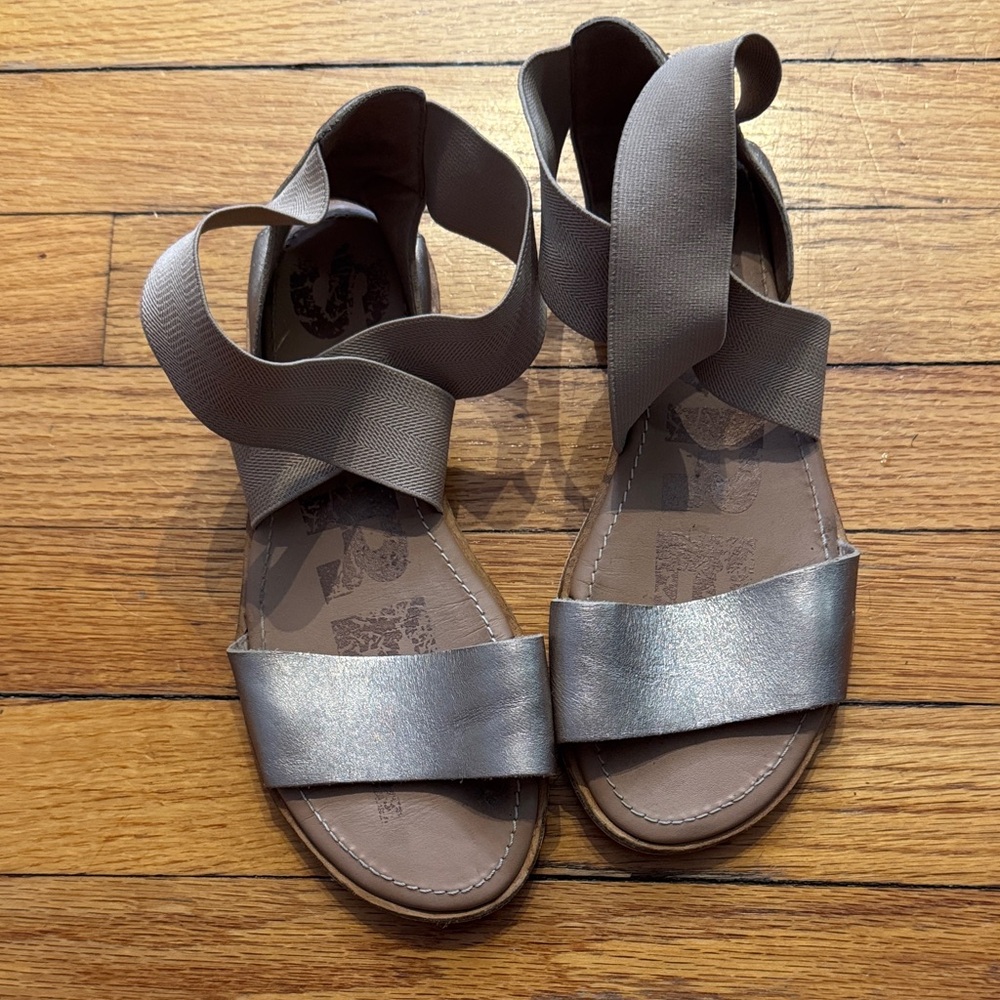 Sorel Womens Metallic Taupe Strappy Sandals